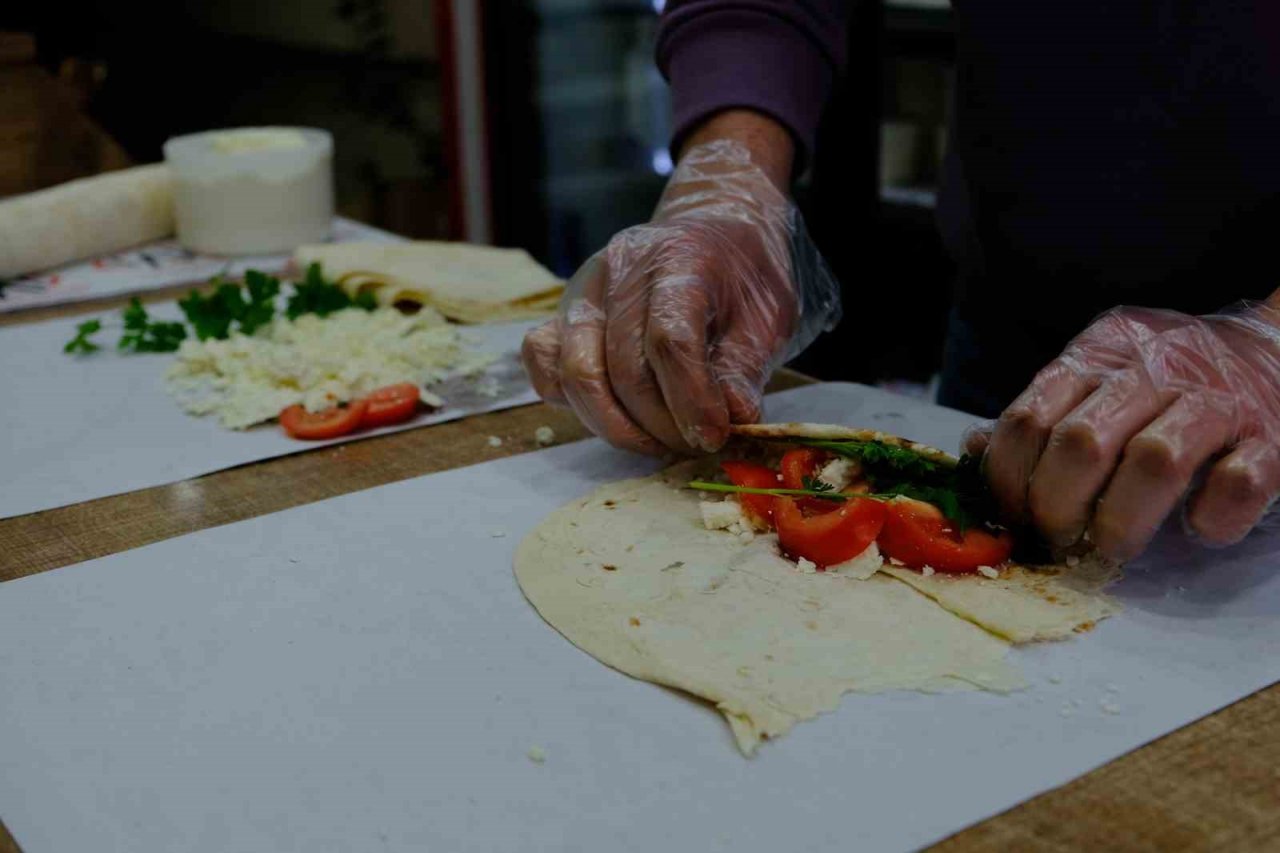 Erzincan’da sahur sofralarının vazgeçilmezi: “Tulum peyniri”