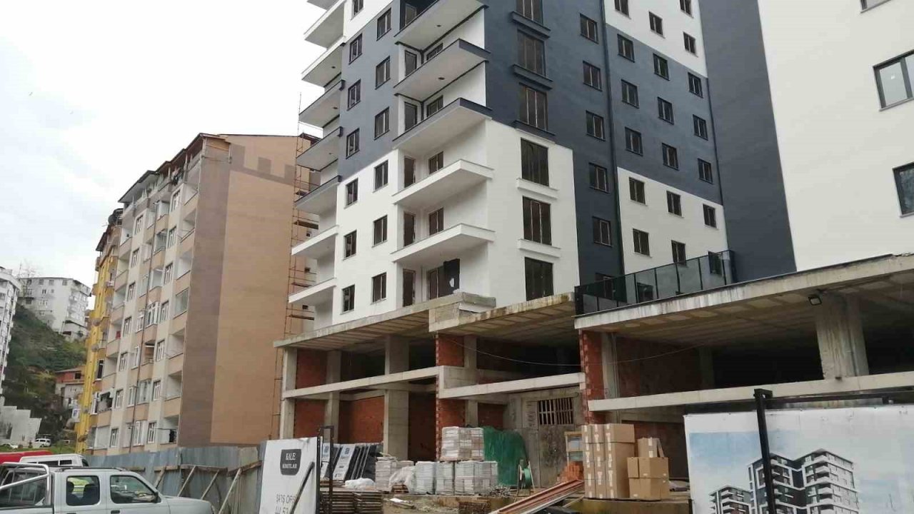 Rize’de bir inşaatın 5. katından düşen işçi ağır yaralandı