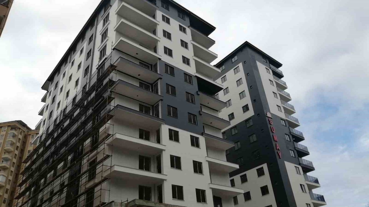 Rize’de bir inşaatın 5. katından düşen işçi ağır yaralandı