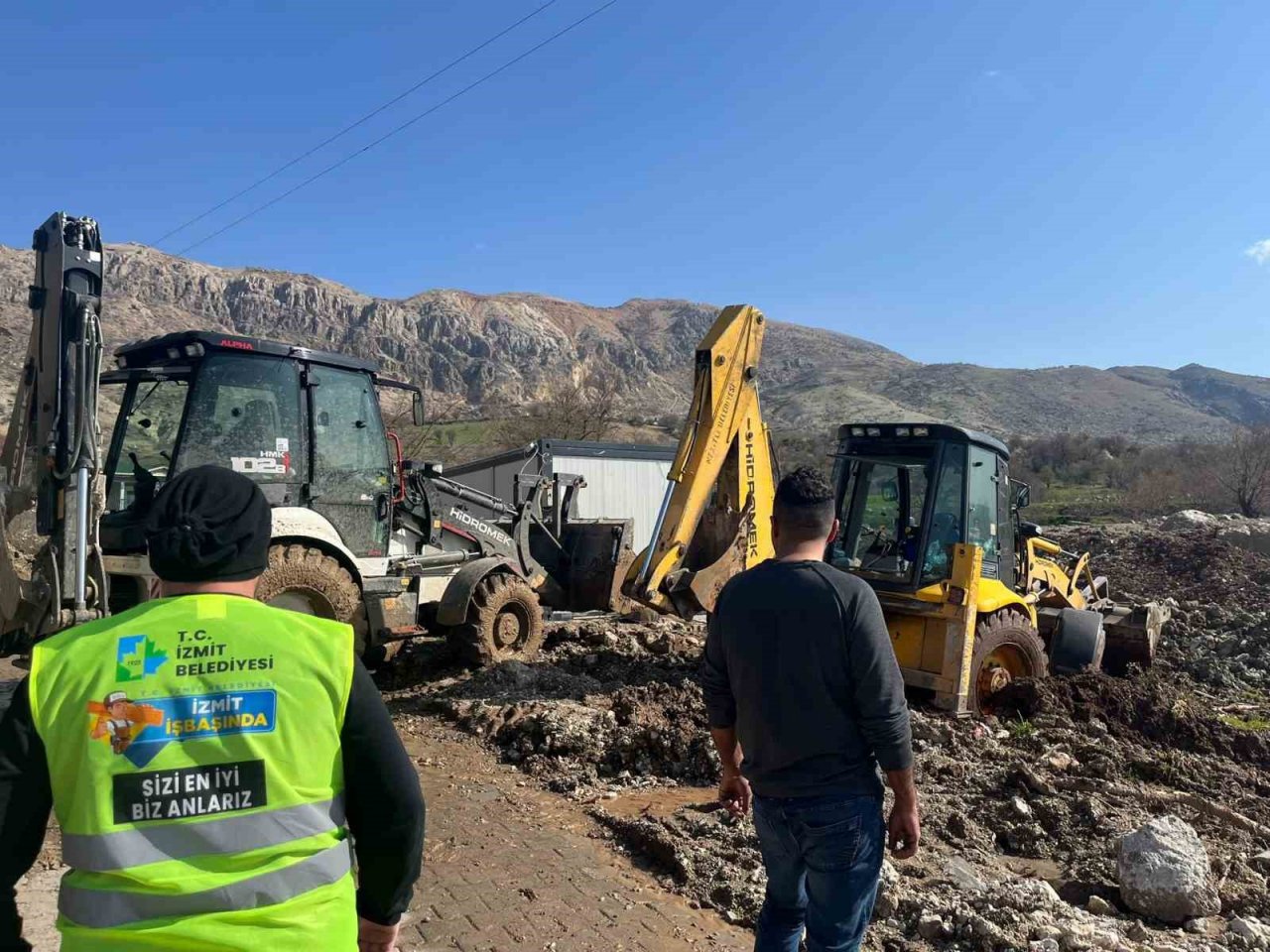 İzmit Belediyesi ekipleri, sel bölgesinde çamura saplanan iş makinesini kurtardı