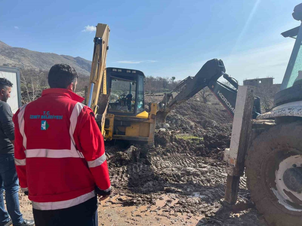 İzmit Belediyesi ekipleri, sel bölgesinde çamura saplanan iş makinesini kurtardı