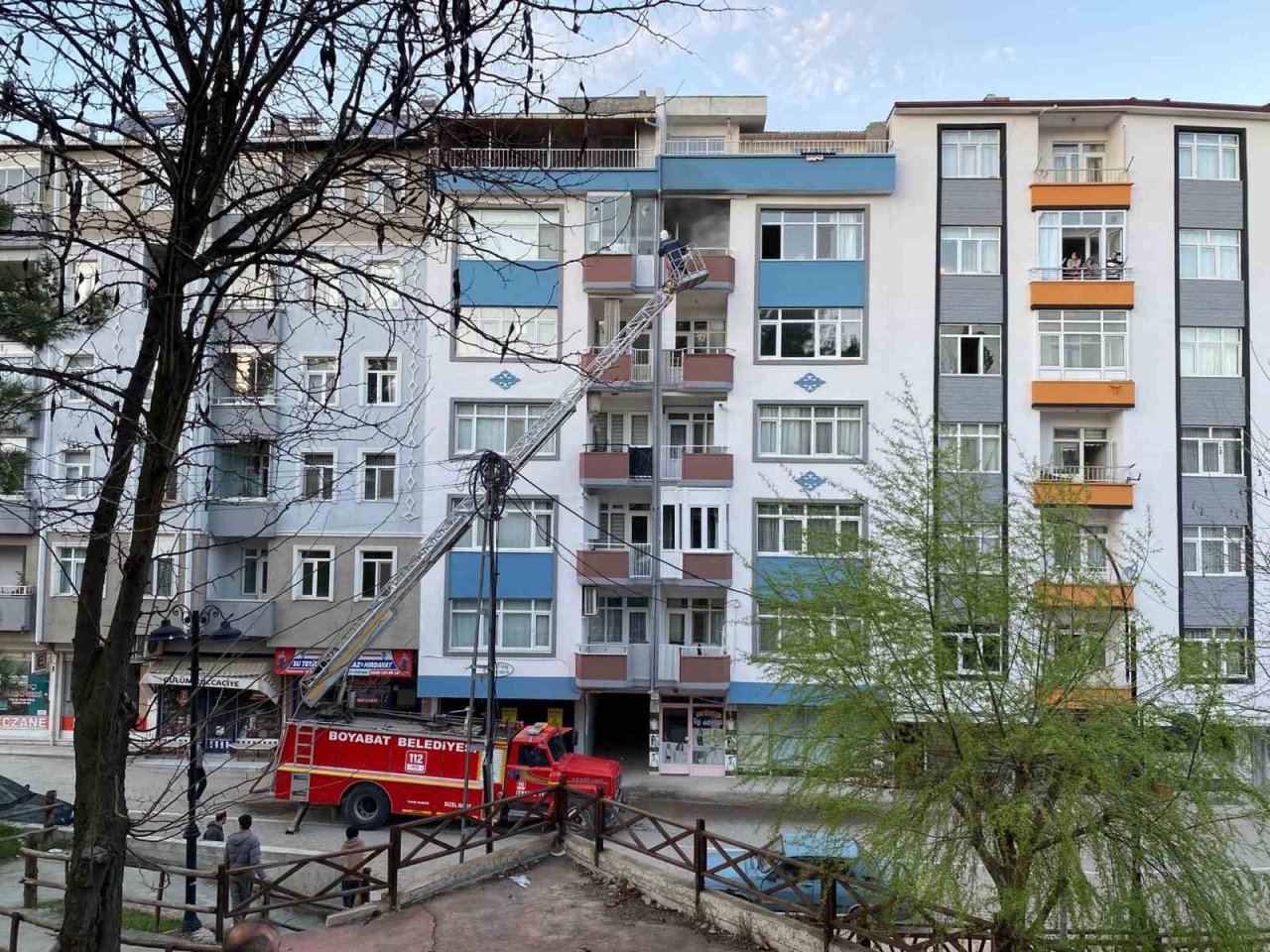 Yangına müdahale eden itfaiyenin merdiveni düştü