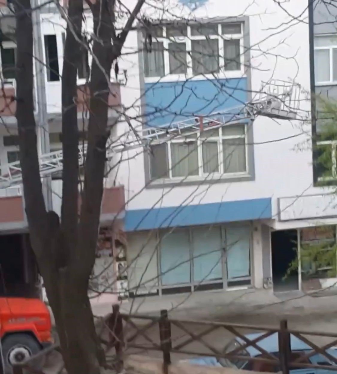 Yangına müdahale eden itfaiyenin merdiveni düştü