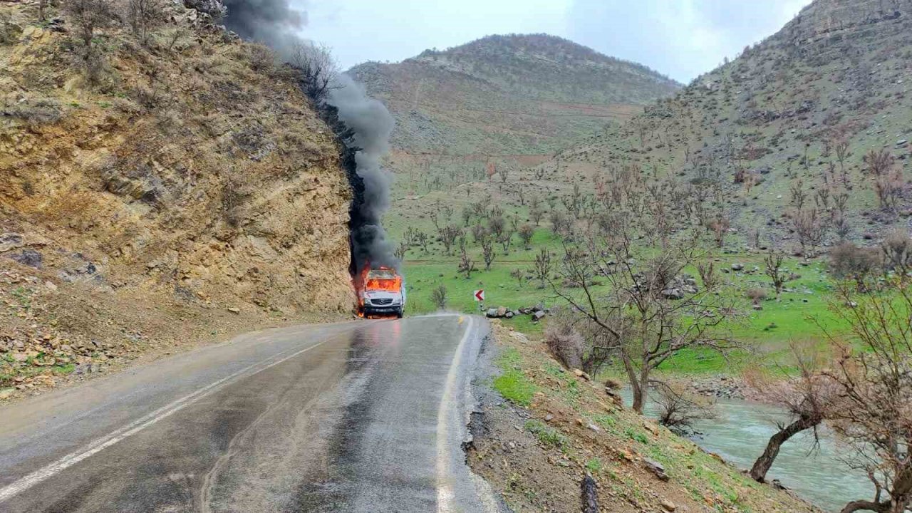 Şırnak’ta beton mikseriyle çarpışan ambulans alevlere teslim oldu