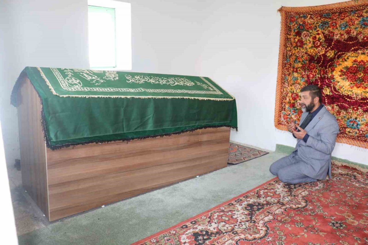 Dışarıdan bakan ev sanıyor, içerisinde ise bir emirin kabri bulunuyor