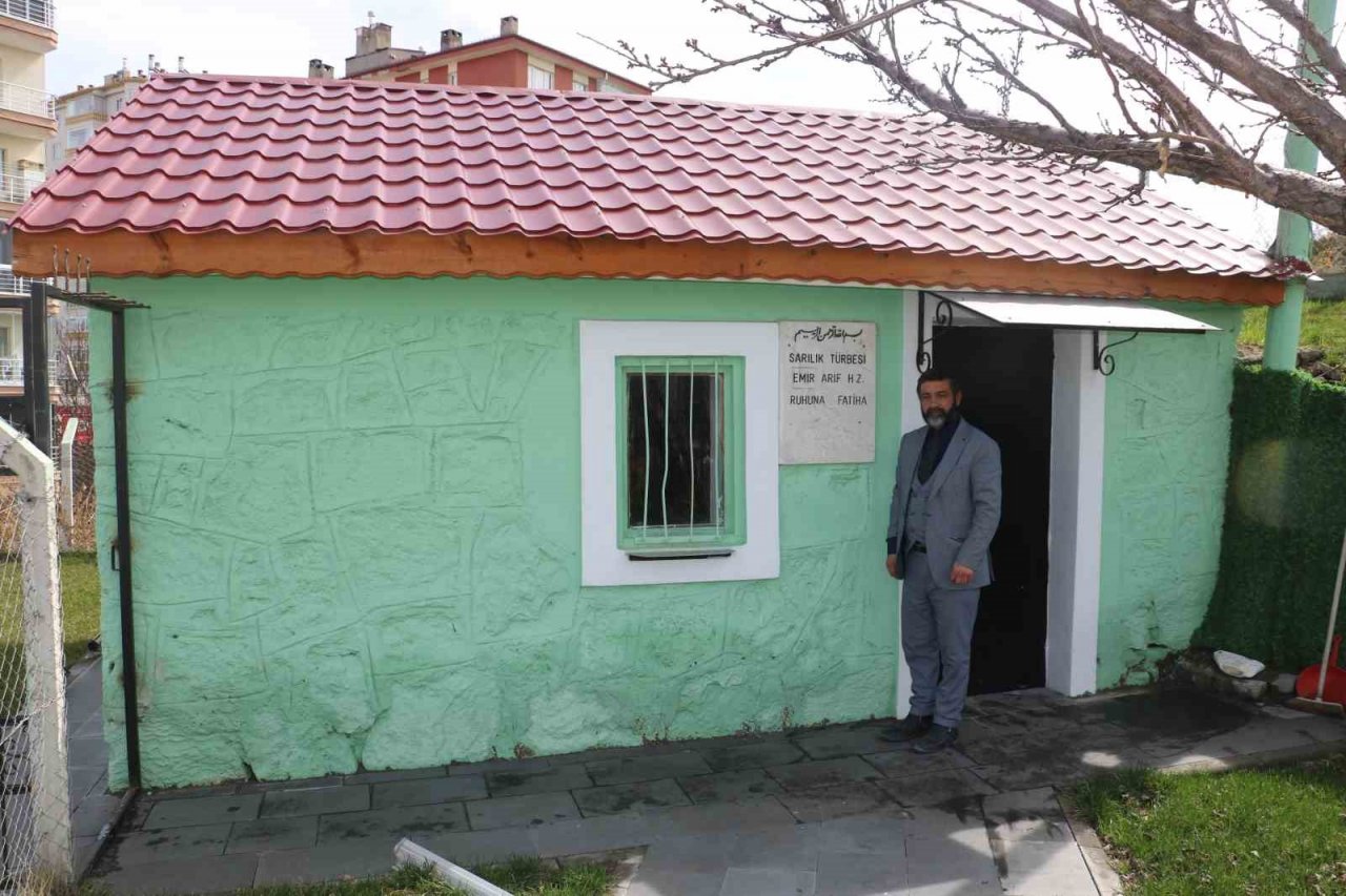 Dışarıdan bakan ev sanıyor, içerisinde ise bir emirin kabri bulunuyor