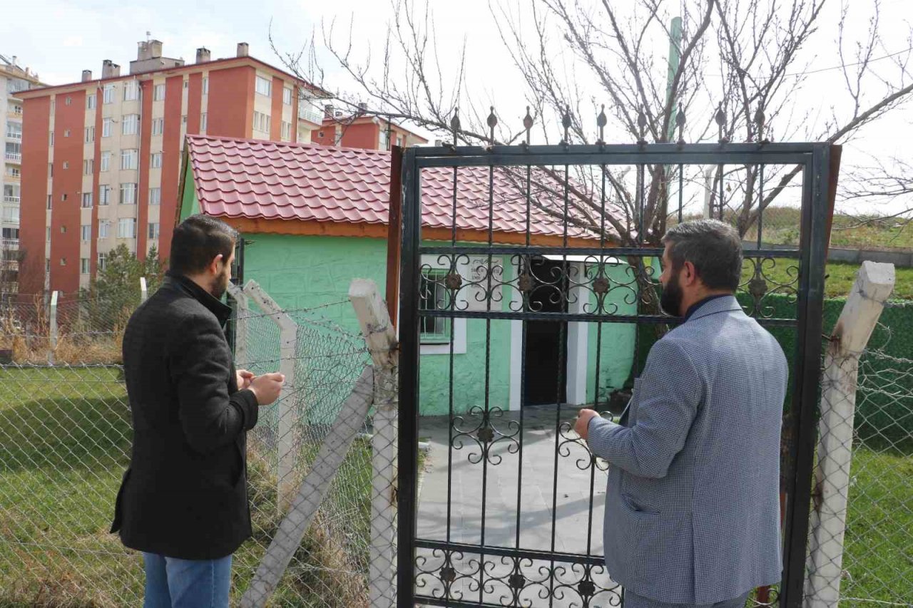 Dışarıdan bakan ev sanıyor, içerisinde ise bir emirin kabri bulunuyor