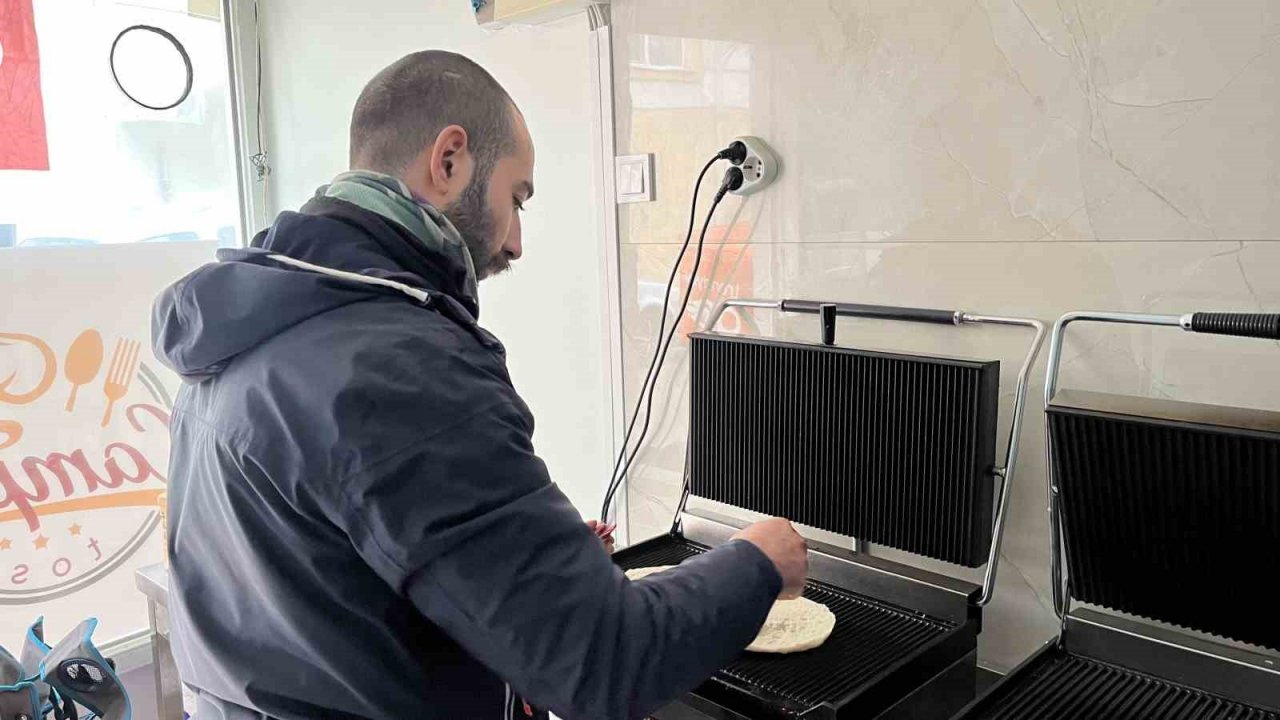 Motosikletini çalan hırsızı üstüne atlayarak yakaladı