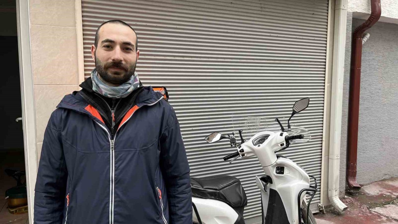 Motosikletini çalan hırsızı üstüne atlayarak yakaladı
