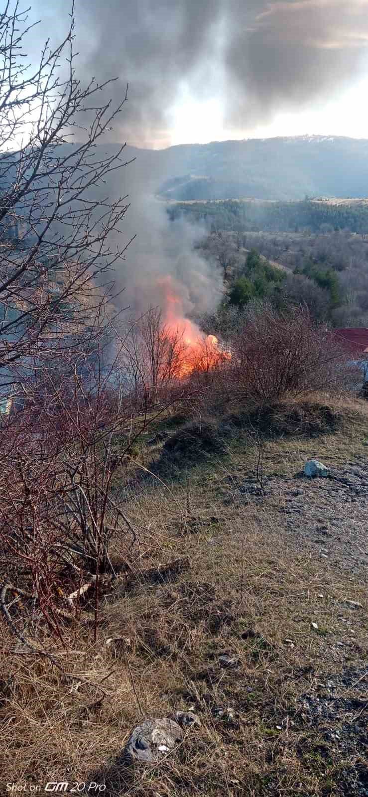Tosya’da çıkan yangında bir ev kül oldu
