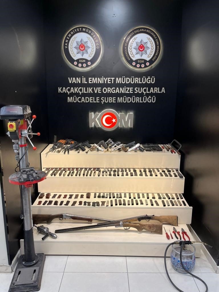 Van’Da gümrük kaçağı malzemeler ele geçirildi