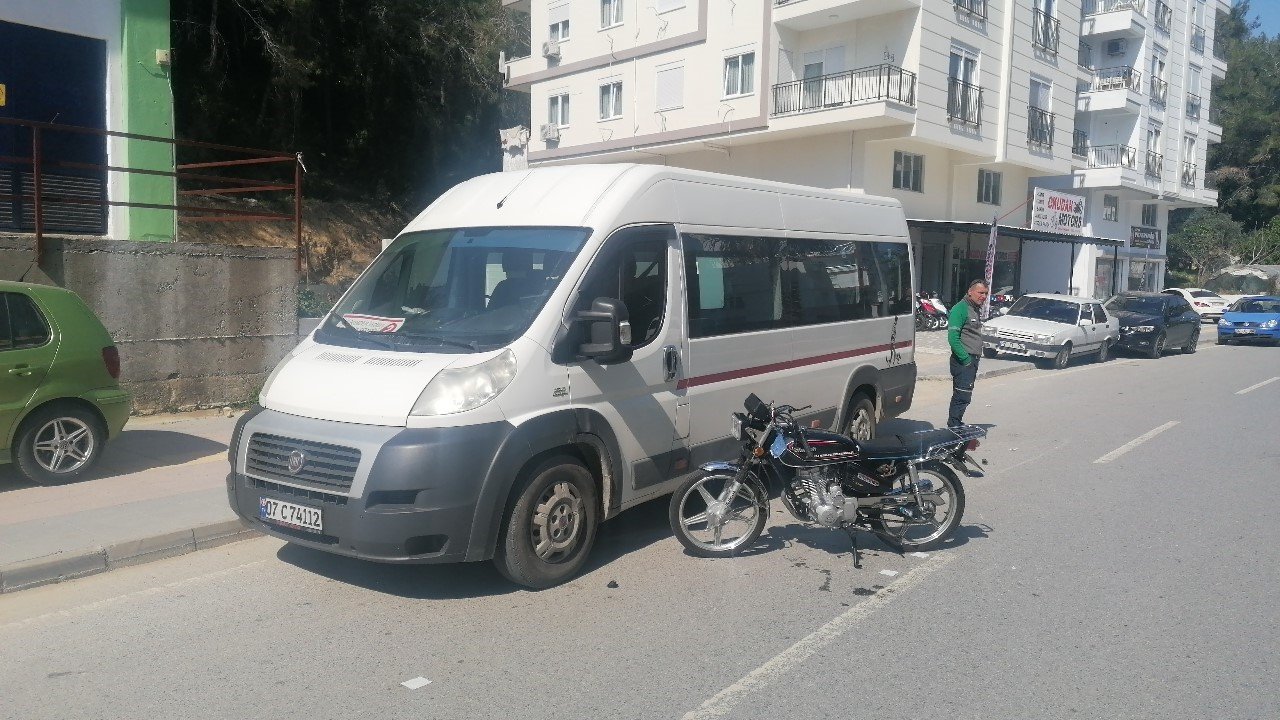 Otomobile çarpıp yola savruldular