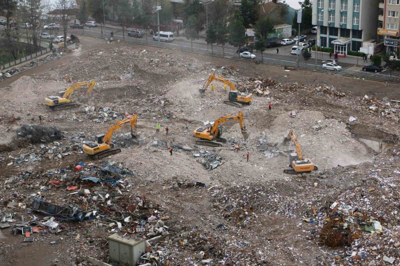 Diyarbakır’da acil yıkılacak binaların enkaz kaldırma çalışmaları devam ediyor