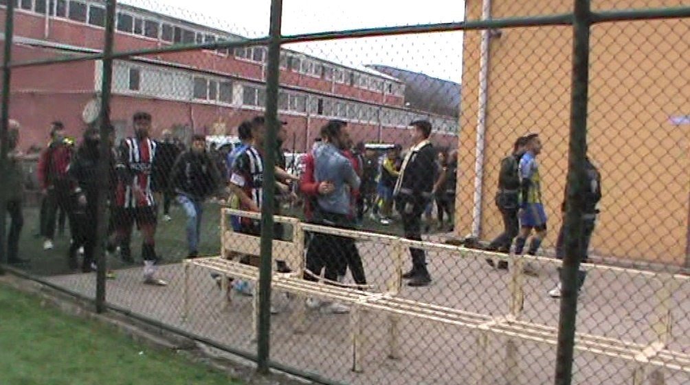 Amatör maçta arbede, iki takım maç sonrası birbirine girdi