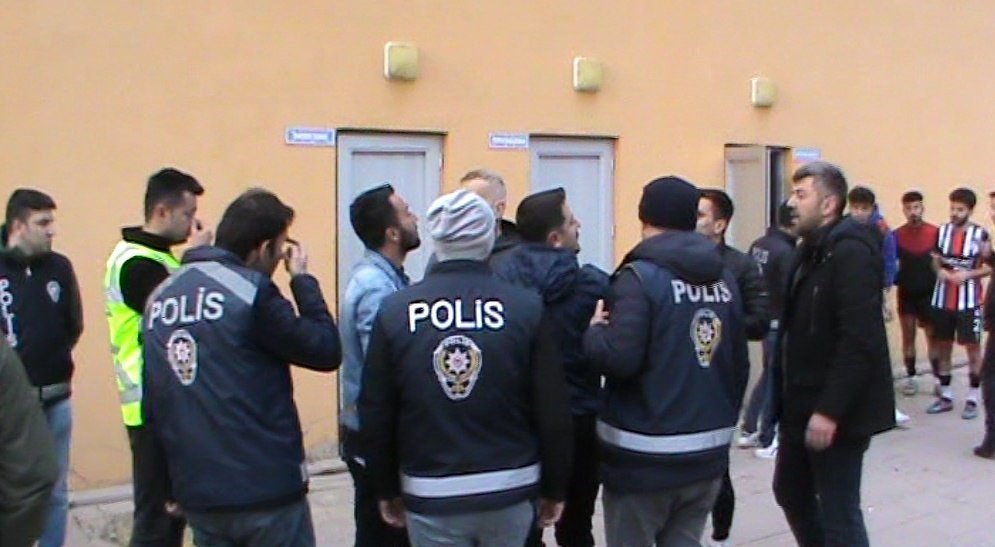 Amatör maçta arbede, iki takım maç sonrası birbirine girdi