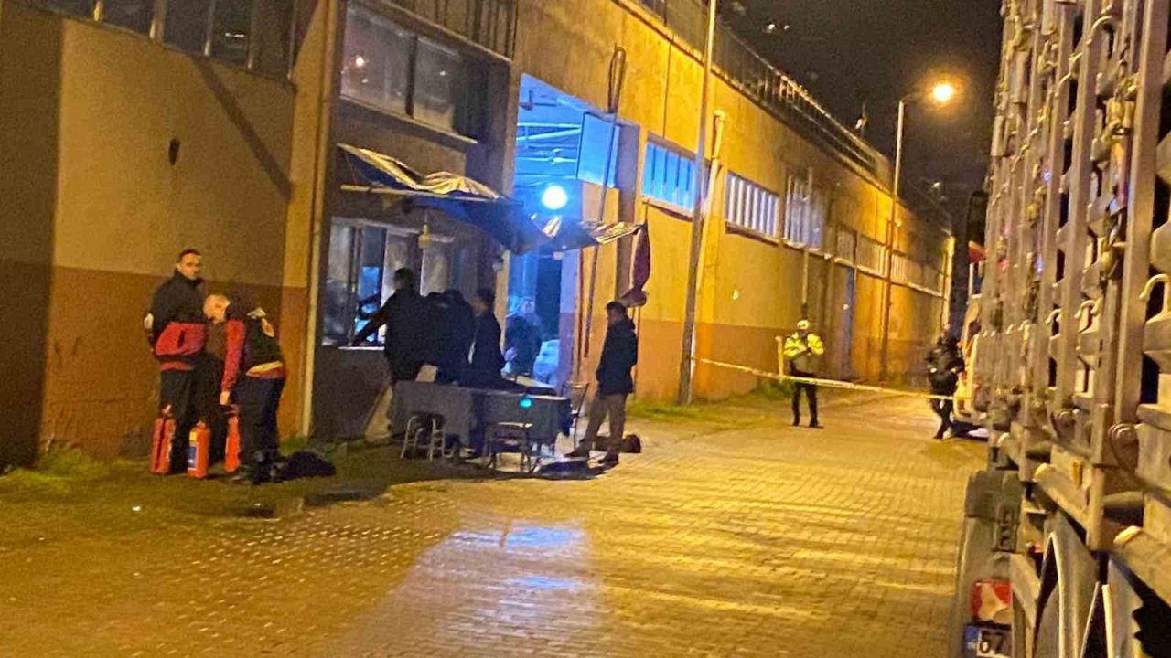 İş yerinde ailesini rehin aldı, üzerine benzin döküp bıçakla kendini yaraladı