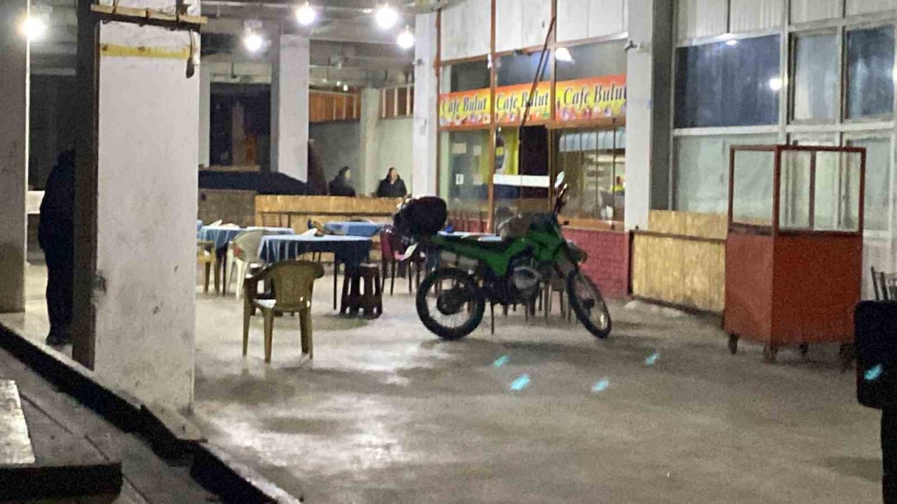 İş yerinde ailesini rehin aldı, üzerine benzin döküp bıçakla kendini yaraladı