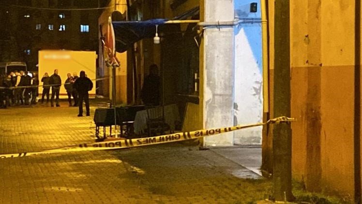 İş yerinde ailesini rehin aldı, üzerine benzin döküp bıçakla kendini yaraladı