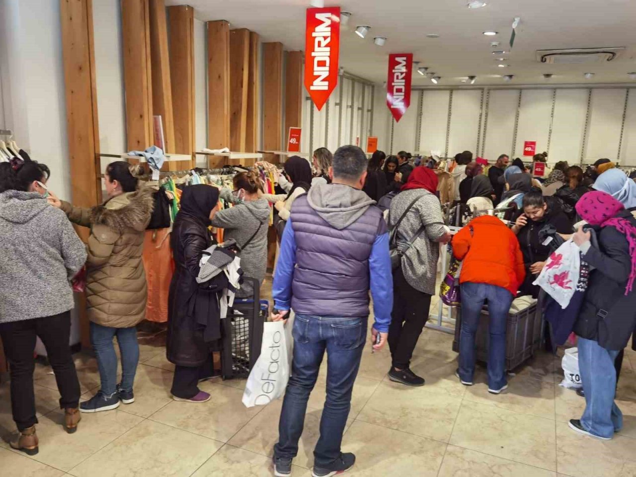 İndirimden yararlanmak için kuyruk oluşturdular