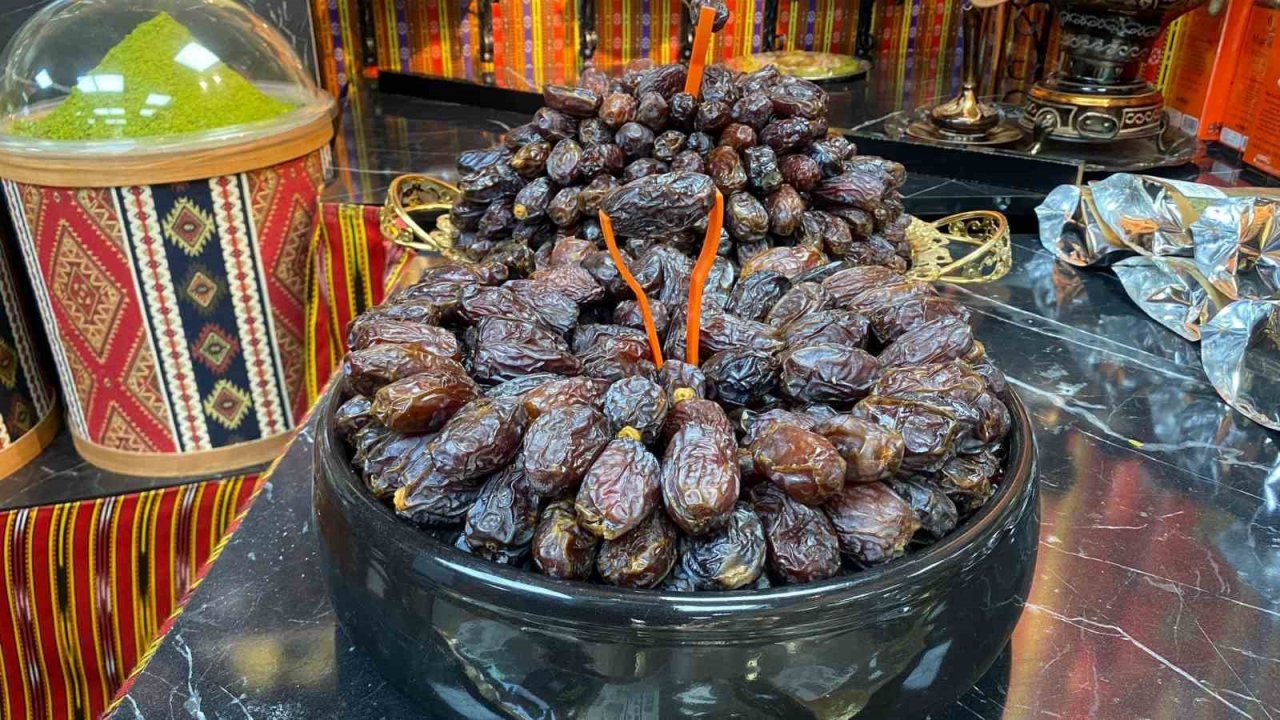 Ramazan’ın vazgeçilmez lezzeti hurma 250 TL’den satılıyor
