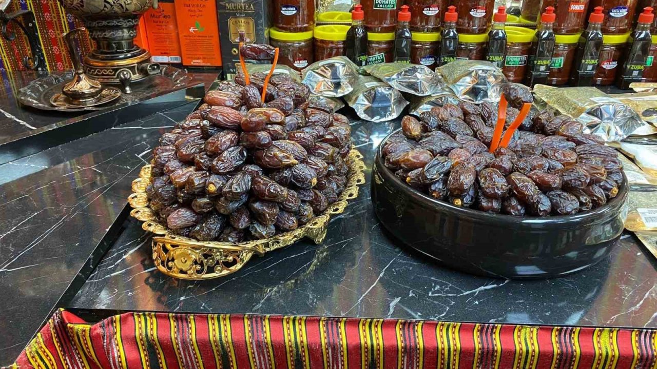 Ramazan’ın vazgeçilmez lezzeti hurma 250 TL’den satılıyor