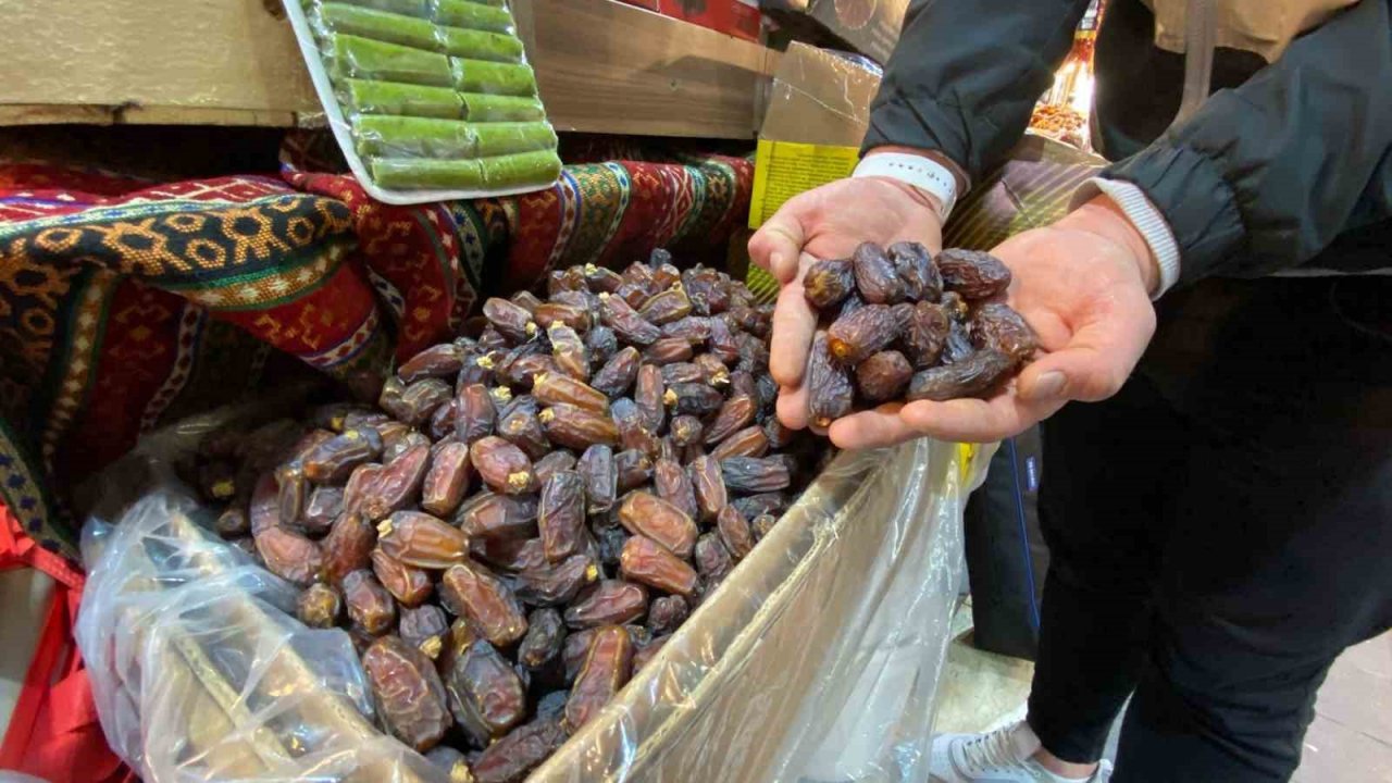 Ramazan’ın vazgeçilmez lezzeti hurma 250 TL’den satılıyor