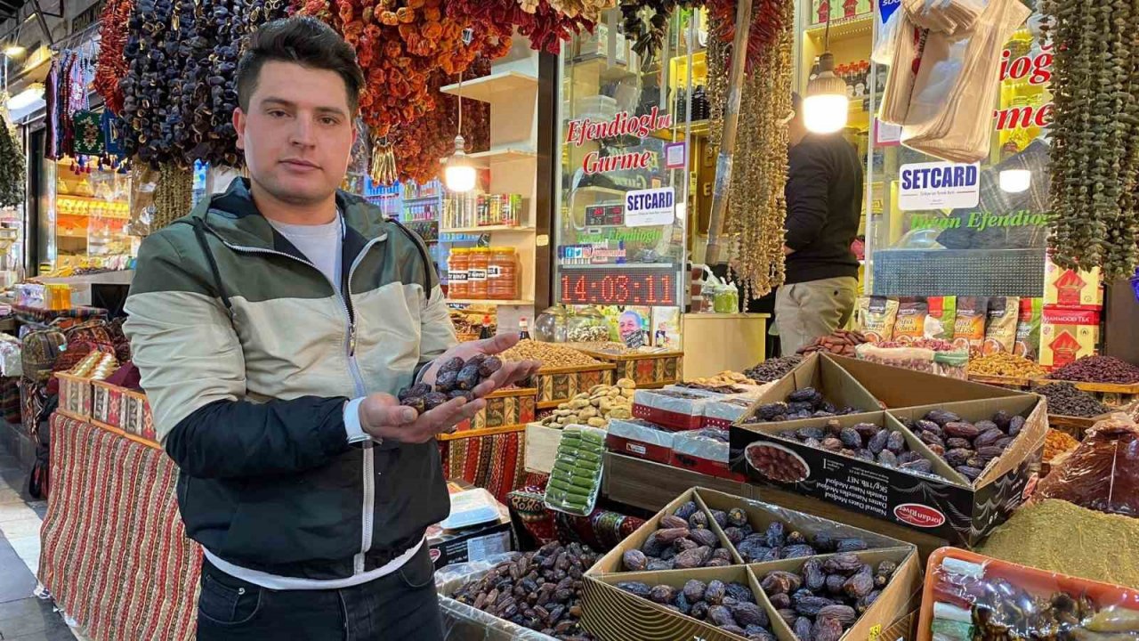 Ramazan’ın vazgeçilmez lezzeti hurma 250 TL’den satılıyor