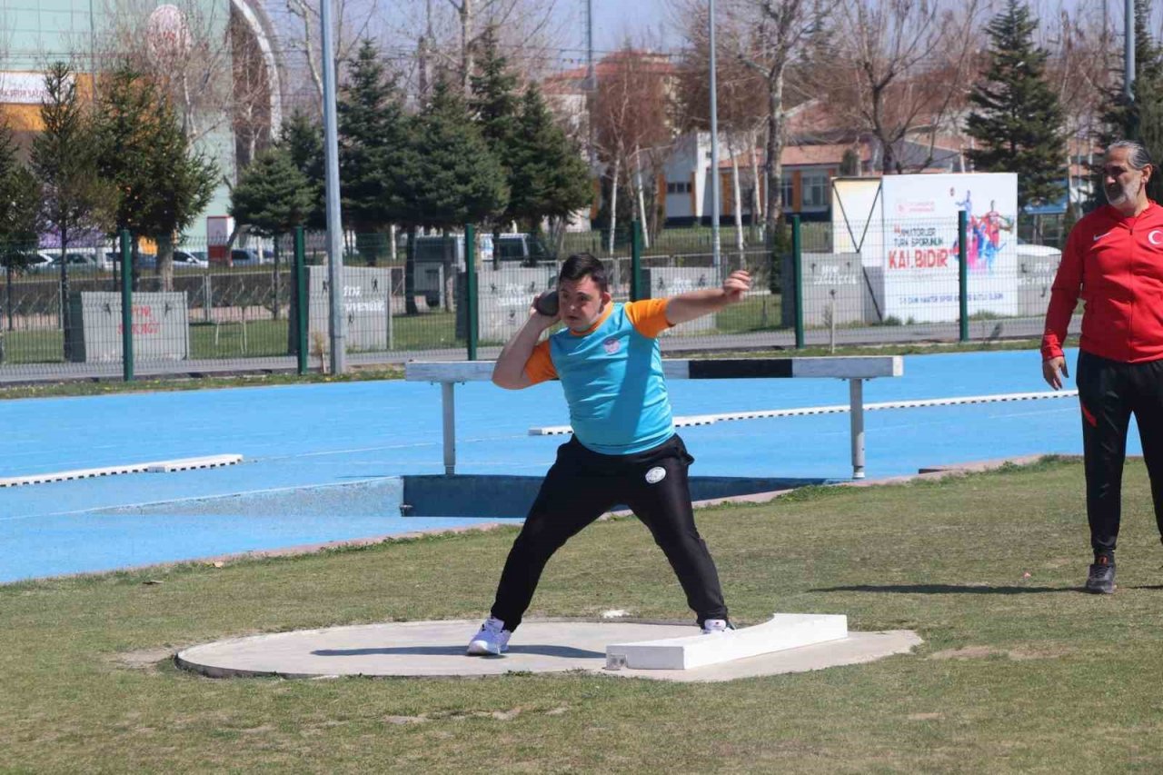 Down sendromlular hem eğlendiler hem yarıştılar