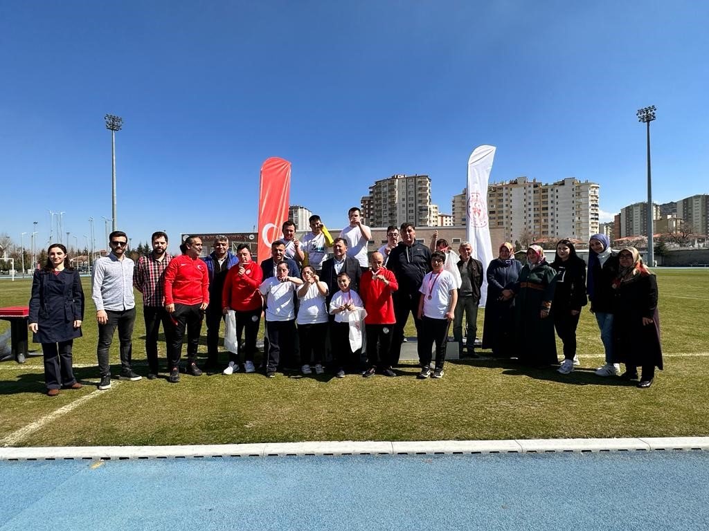 Down sendromlular hem eğlendiler hem yarıştılar