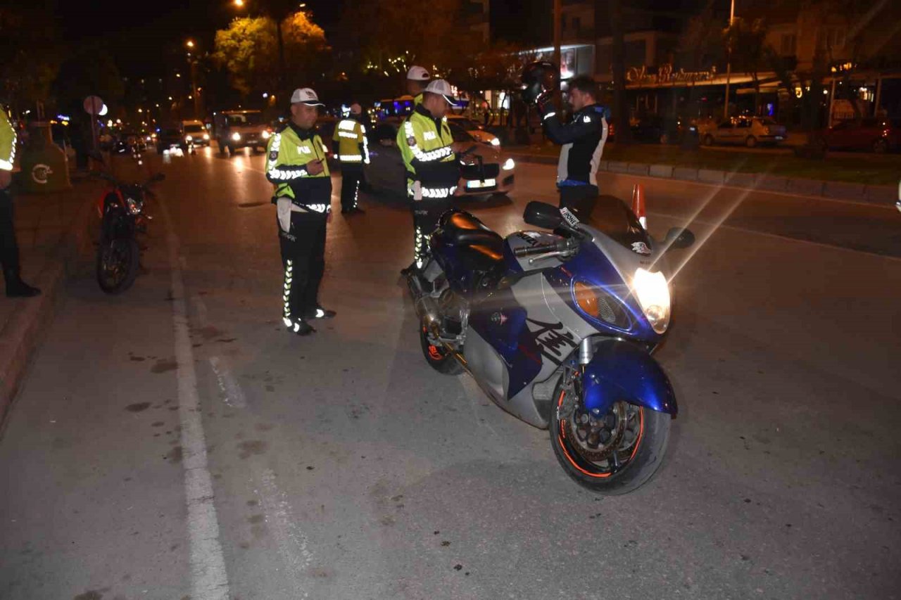 Adana’da abart egzoz kullanan sürücülere ceza yağdı