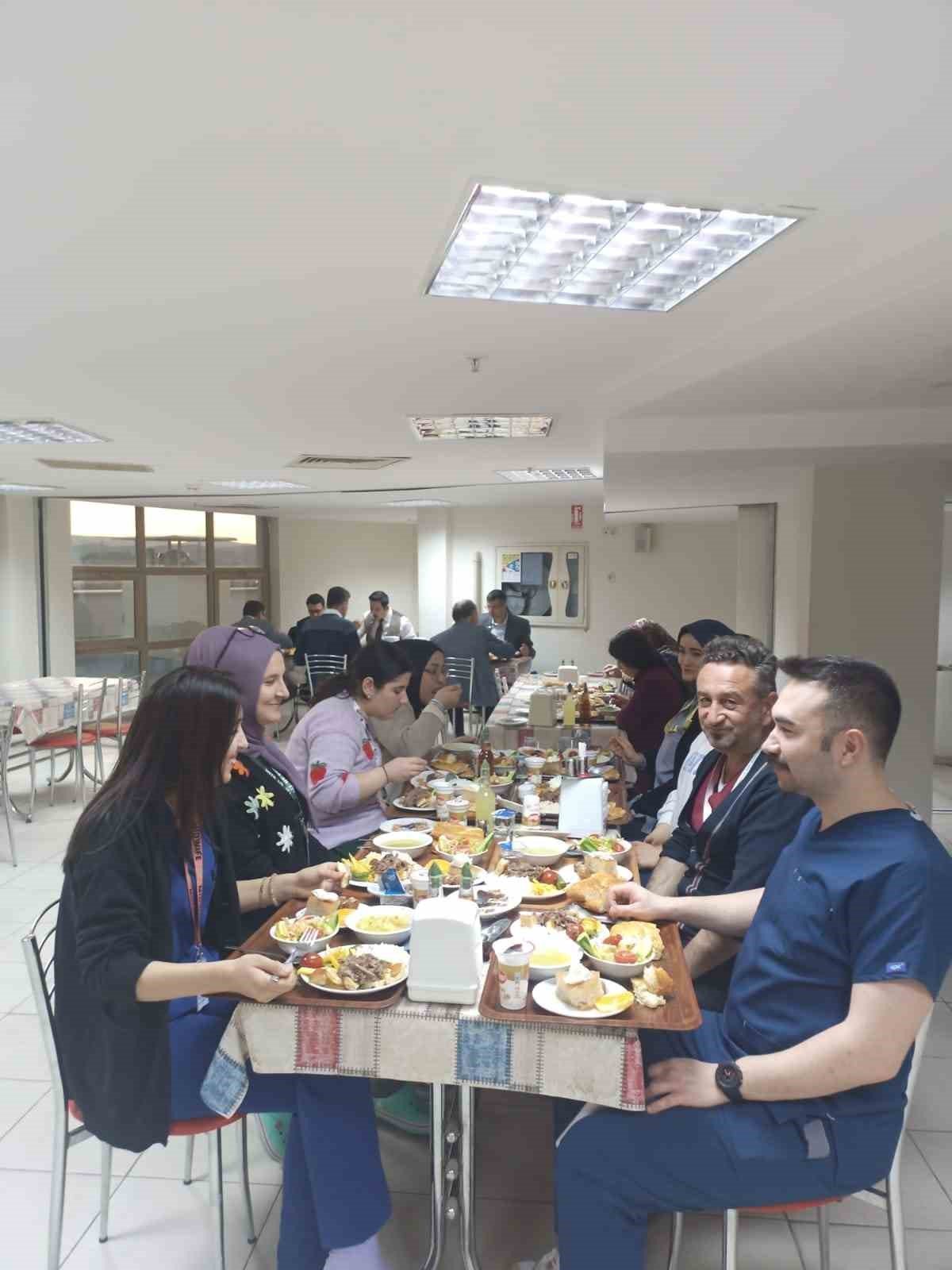 Korkmaz, nöbetçi personellerle iftar yaptı