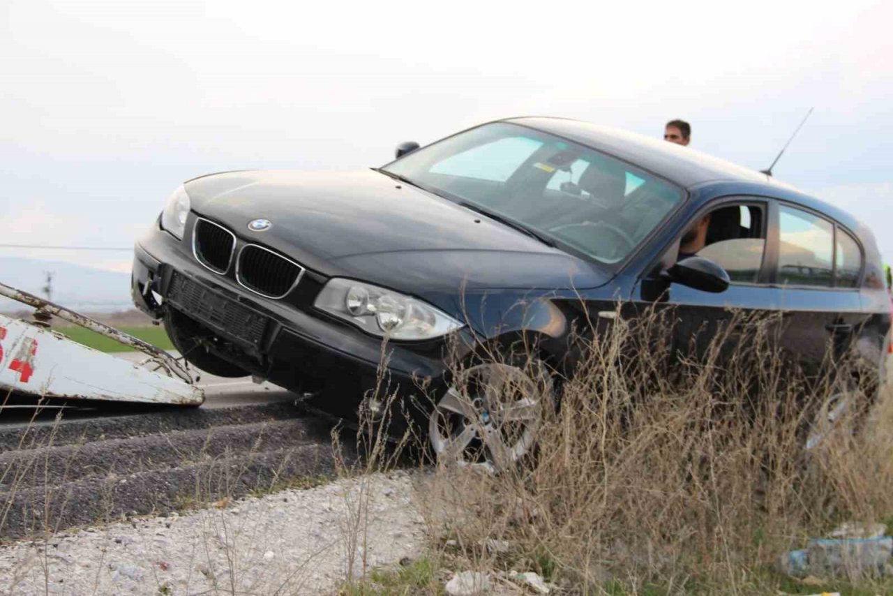 Köpeğe çarpmamak için manevra yapınca orta refüje girdi