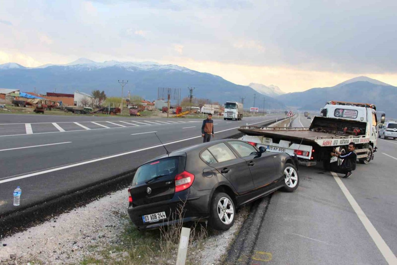 Köpeğe çarpmamak için manevra yapınca orta refüje girdi