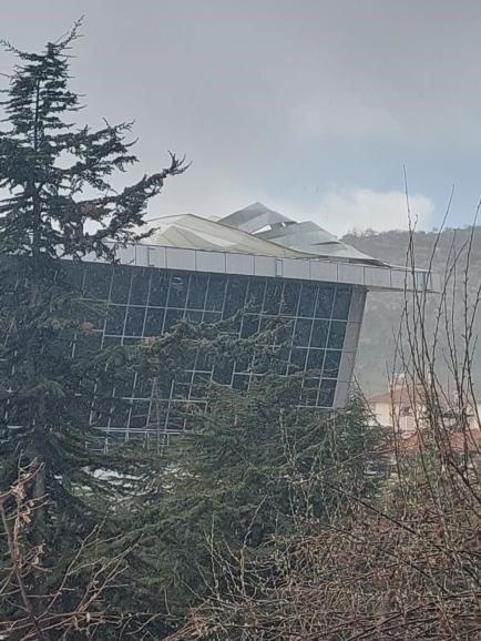 Afyonkarahisar’da şiddetli rüzgar hayatı olumsuz etkiledi