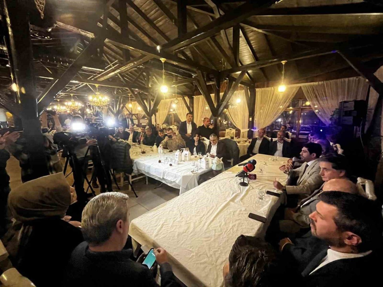 AK Parti teşkilatı gazetecilerle iftar programında buluştu