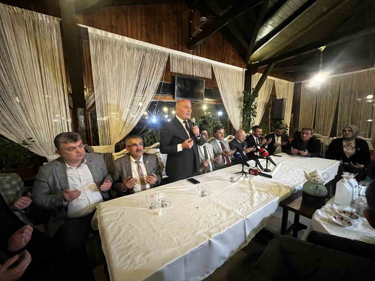 AK Parti teşkilatı gazetecilerle iftar programında buluştu