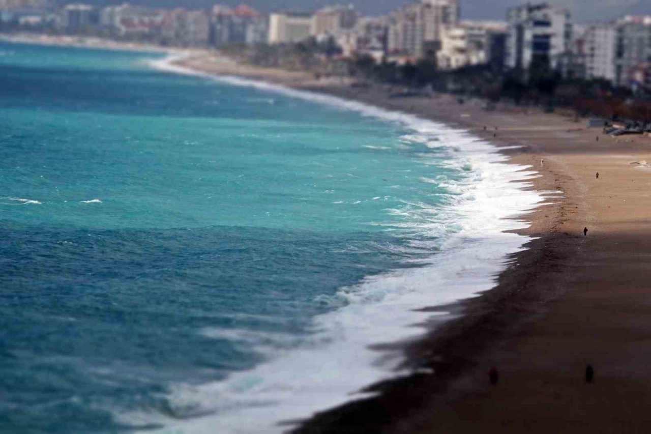 Şiddetli rüzgarla oluşan dalgalar falezleri dövdü, sahili beyaza bürüdü