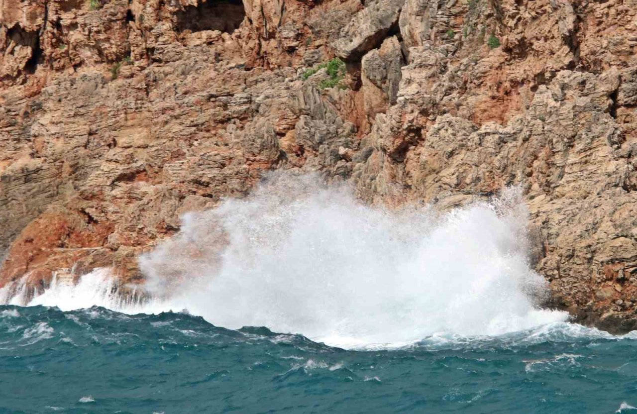 Şiddetli rüzgarla oluşan dalgalar falezleri dövdü, sahili beyaza bürüdü