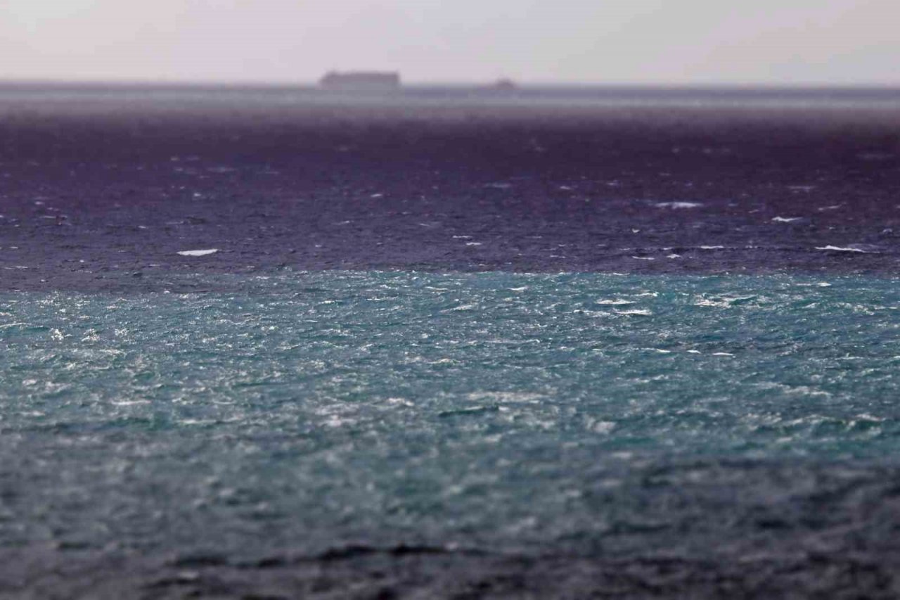Şiddetli rüzgarla oluşan dalgalar falezleri dövdü, sahili beyaza bürüdü