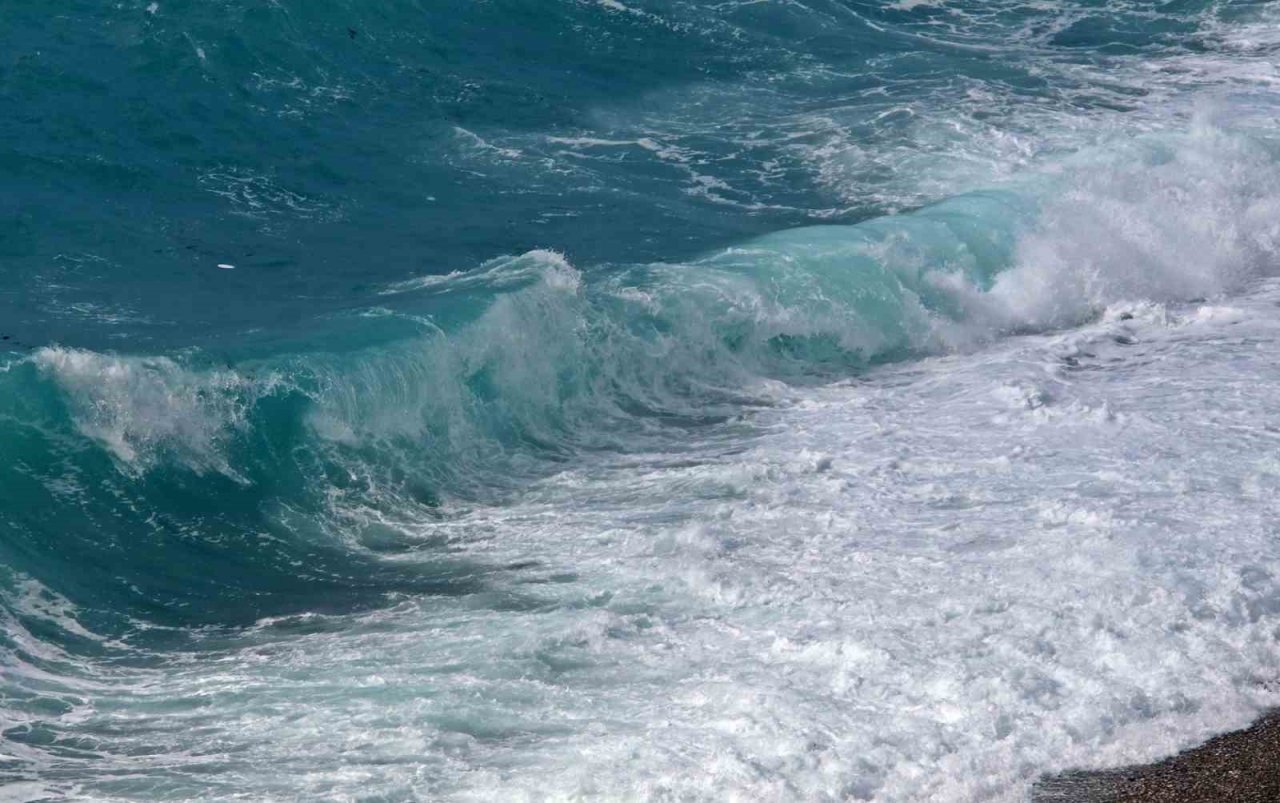 Şiddetli rüzgarla oluşan dalgalar falezleri dövdü, sahili beyaza bürüdü