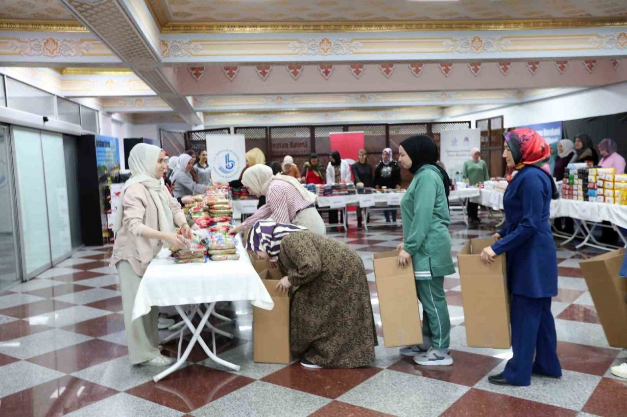 Bağcılarlı kadınlar, harçlıklarıyla depremzedeler için gıda kolisi hazırladı