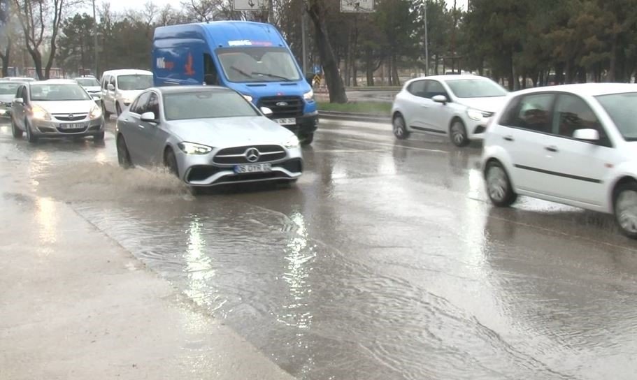 Ankara’da sağanak yağış hayatı olumsuz etkiledi