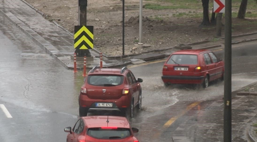 Ankara’da sağanak yağış hayatı olumsuz etkiledi
