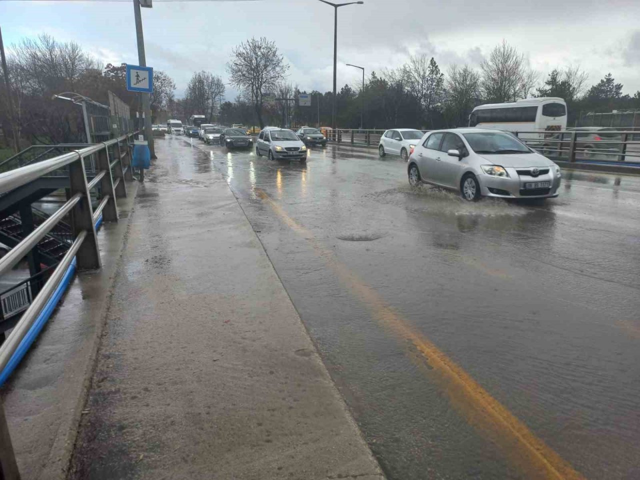 Ankara’da sağanak yağış hayatı olumsuz etkiledi