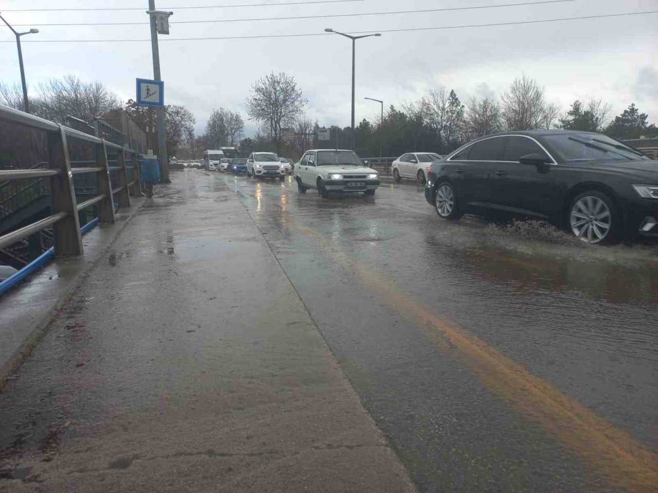 Ankara’da sağanak yağış hayatı olumsuz etkiledi