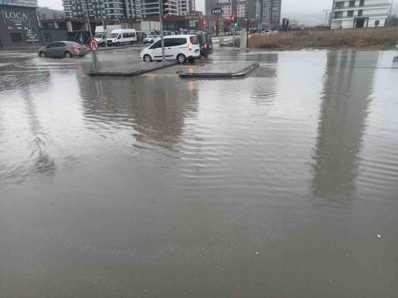 Ankara’da yağmur yağışı hayatı olumsuz etkiledi