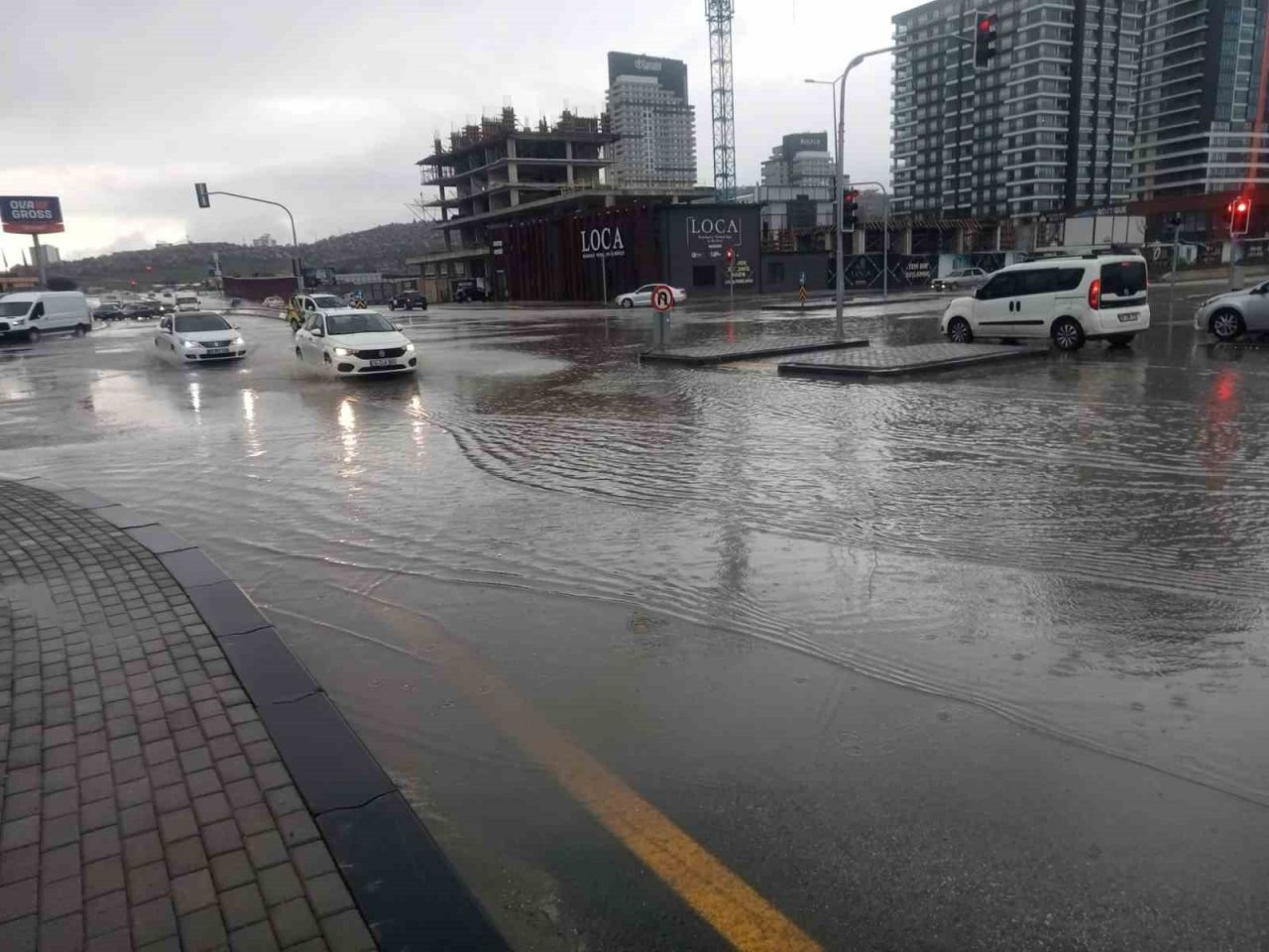 Ankara’da yağmur yağışı hayatı olumsuz etkiledi