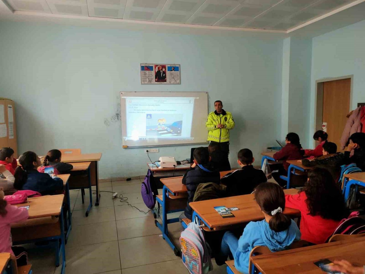 Sason’da polislerinden öğrencilere trafik eğitimi