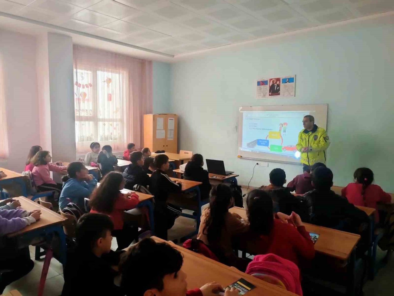 Sason’da polislerinden öğrencilere trafik eğitimi