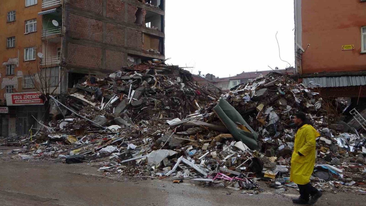 Depremde kaybettiği annesinin ısrarı hayatını kurtardı